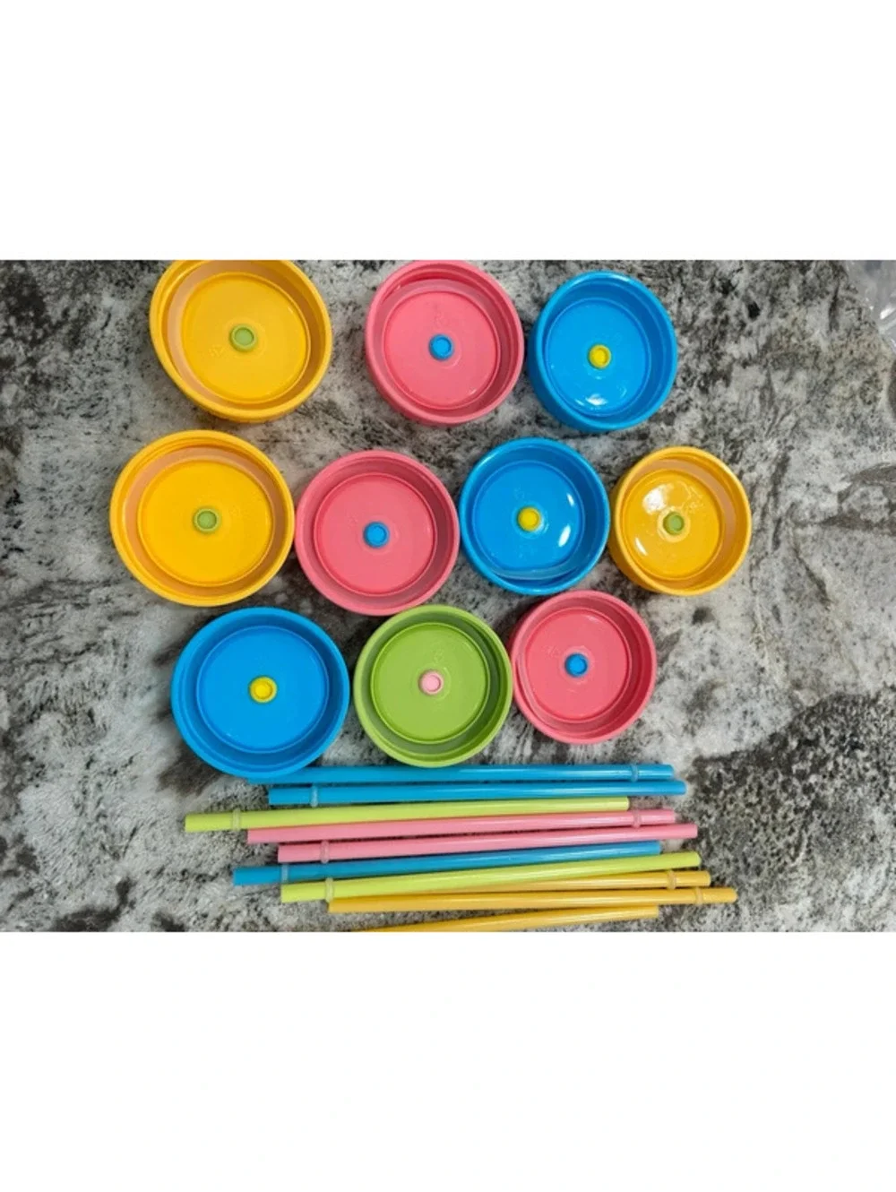 Set of 10 cup lids with straws